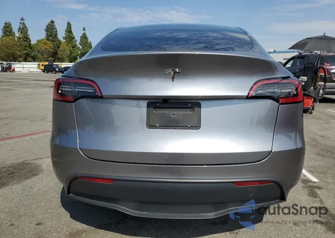 2025 Tesla Model Y z USA, uszkodzony, nr VIN 7SAYGDED4SF320852
